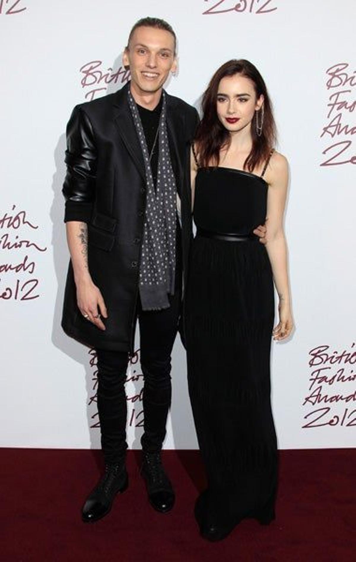 Jamie Campbell Bower y Lilly Collins