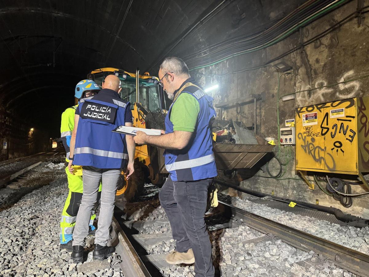 La Policía judicial, en el tunel en el que se ha producido el accidente laboral con la retroexcavadora.