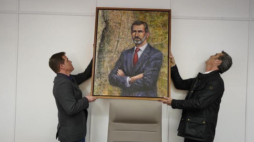 Un nuevo retrato de Felipe VI obra de García Lledó preside el pleno de Xàtiva