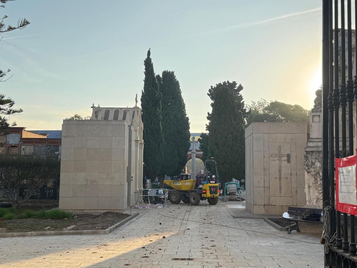 Obras de reparación en el cementerio de Alfafar.
