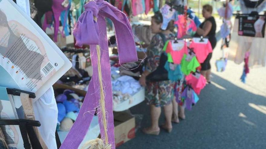 Los puestos del mercadillo de Barro lucían ayer un lazo violeta contra la violencia de género.