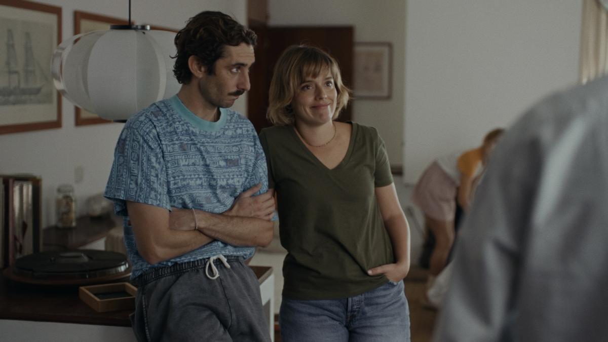 Enric Auquer (David) y Maria Rodríguez Soto (Júlia) en una imagen de 'Casa en flames'
