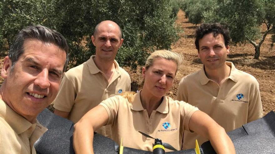 Álvaro Cortés (izquierda) y parte de su equipo de Air Andalus Drones durante uno de sus vuelos en una explotación agrícola.