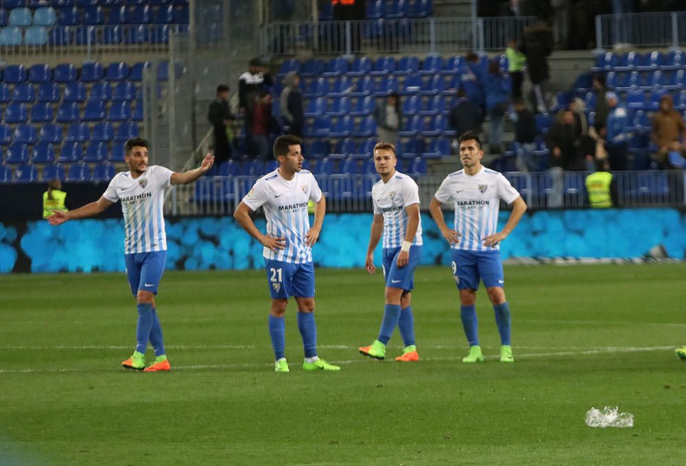 Las imágenes del derbi andaluz en La Rosaleda, que estuvo precedido de un minuto de silencio en memoria de Pablo Ráez. Sobre el césped, el conjunto bético remontó un choque en el que el Málaga CF no estuvo bien.