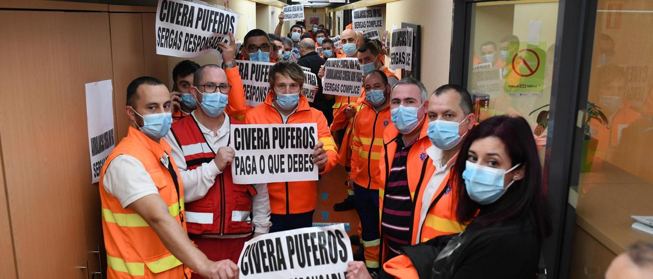 Trabajadores concentrados en el interior del Hospital Montecelo.