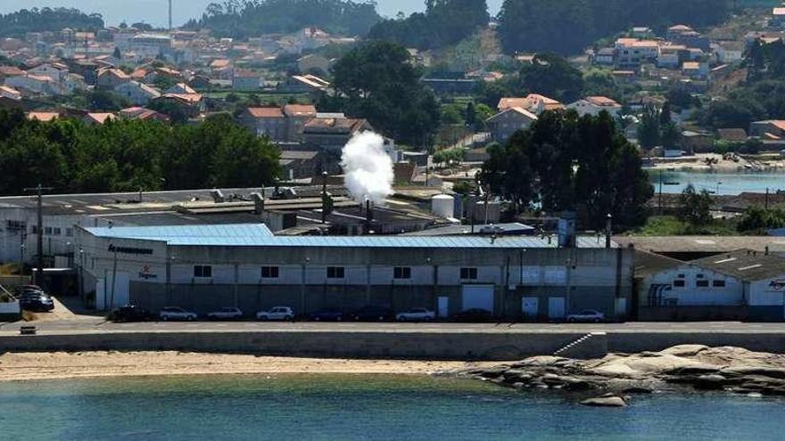 Industrias del sector del mar situadas en primera línea de costa, en Porto Meloxo (O Grove). // Iñaki Abella