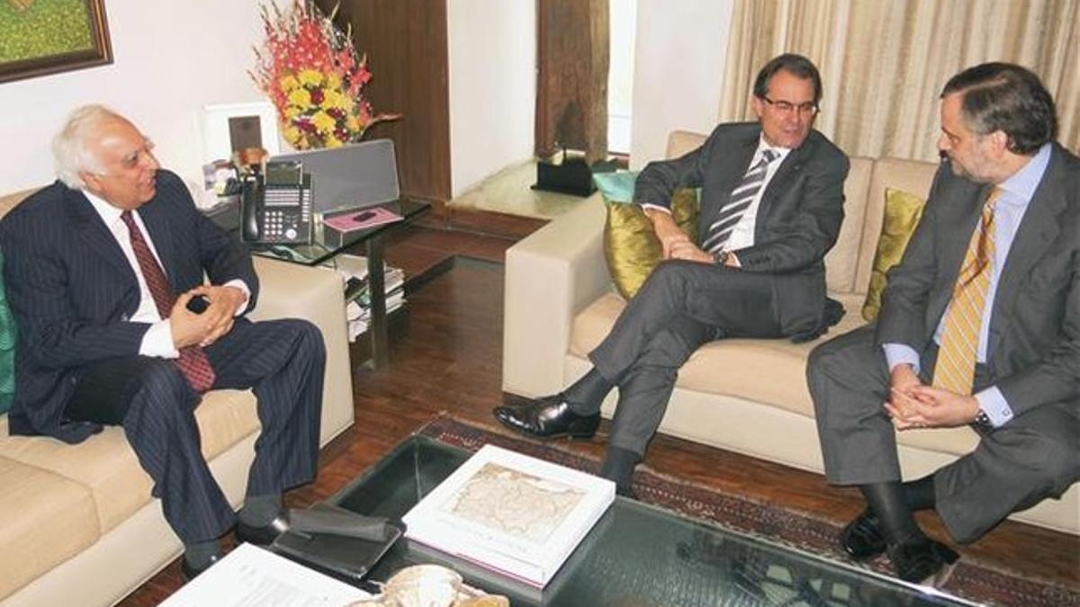 El presidente de la Generalitat, Artur Mas, con el embajador español en la India, Gustavo de Arístegui (derecha) y el ministro indio de Telecomunicaciones, Kapil Sibal (izquierda), este martes, 26 de noviembre, en Nueva Delhi. EFE / IGOR G. BARBERO
