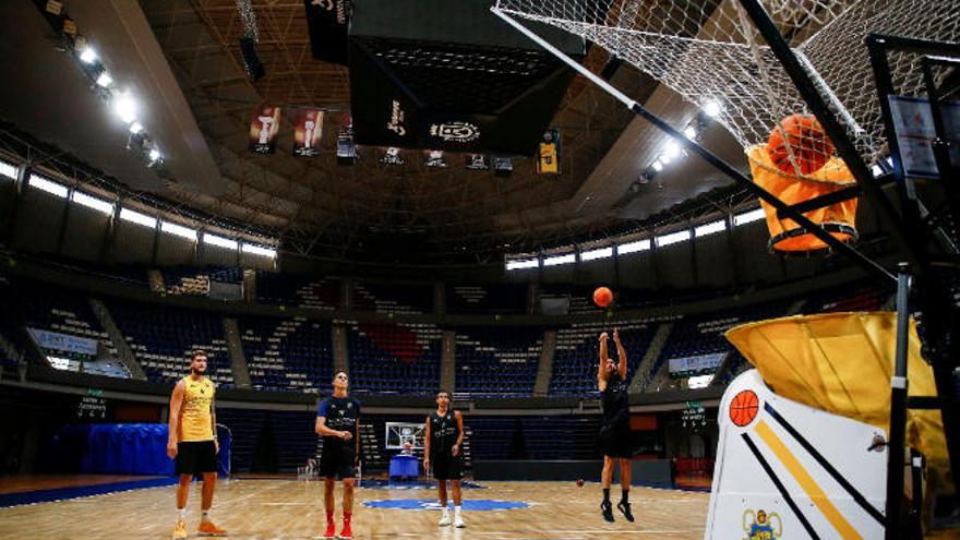 Varios jugadores del Iberostar Tenerife en un entrenamiento de esta semana.