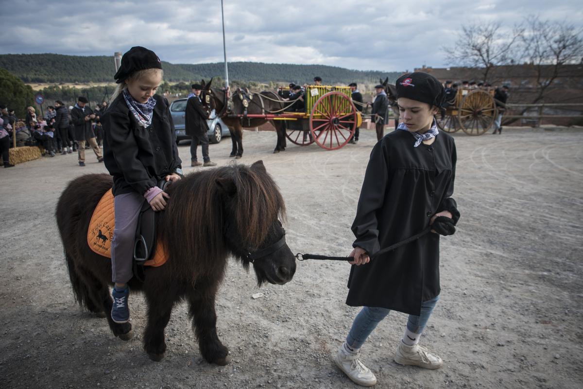 Els escolars més petits feien passejades amb rucs, ponis i carruatges