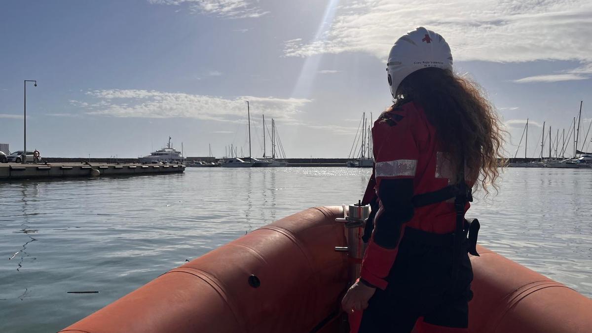 Medios acuáticos y terrestres de Cruz Roja peinan el mar y la Albufera en Valencia