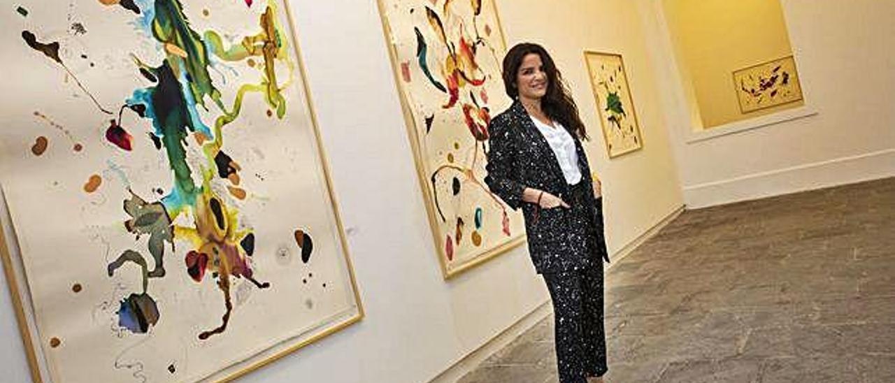 Nuria Formenti, ayer, en la Galería Manuel Ojeda, ante algunas de sus obras.