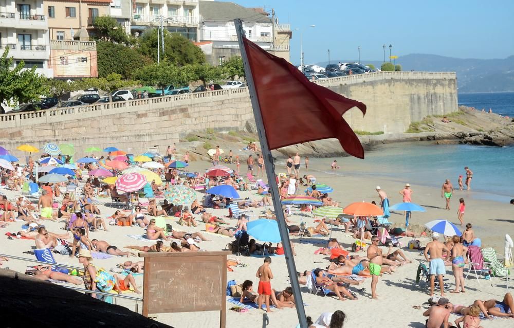 Un vertido en la playa de Caneliñas provocó el izado de la bandera roja