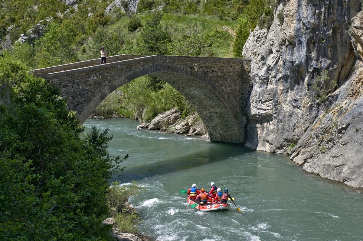 Un grupo pasa por debajo de un puente en Campo