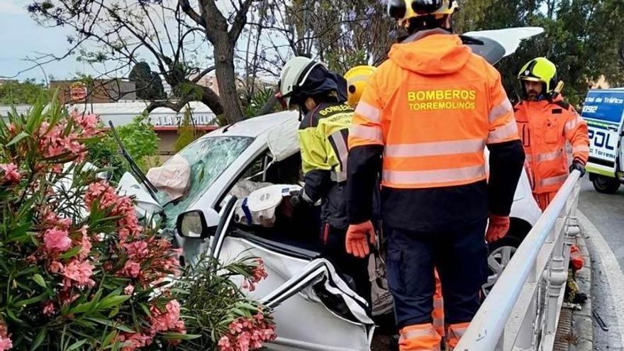 Excarcelan a un conductor que quedó atrapado tras un accidente de tráfico en Torremolinos
