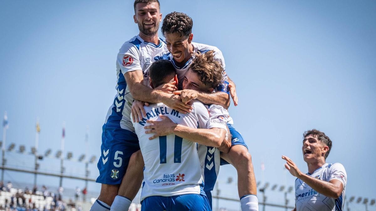 Maikel Mesa celebra junto a sus compañeros su tanto de penalti frente al Ourense.