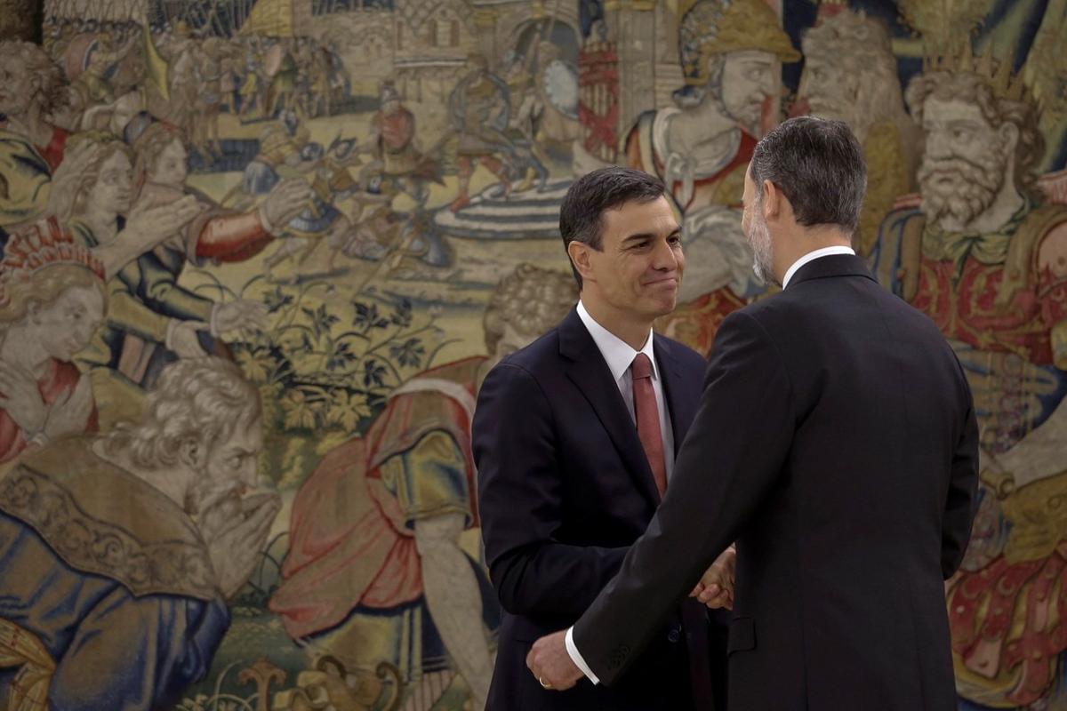 GRAF1610. MADRID, 02/06/2018.- GRAF1592. MADRID, 02/06/2018.- El nuevo presidente del Gobierno, Pedro Sánchez (i), saluda al rey Felipe tras el acto de toma de posesión de su cargo que ha tenido lugar hoy en el Palacio de la Zarzuela en el que la novedad ha sido que por primera vez en democracia, lo ha hecho ante la Constitución, pero sin presencia de la Biblia y del crucifijo. EFE/Emilio Naranjo ***POOL***