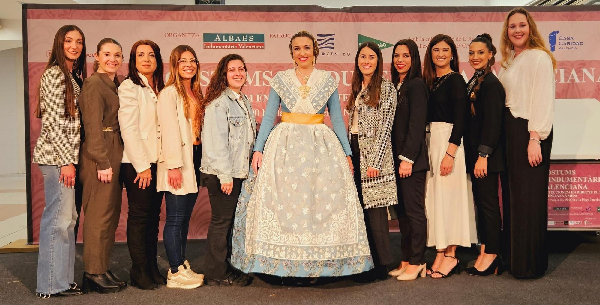 Fiesta de la indumentaria en Nuevo Centro: un traje de valenciana en directo