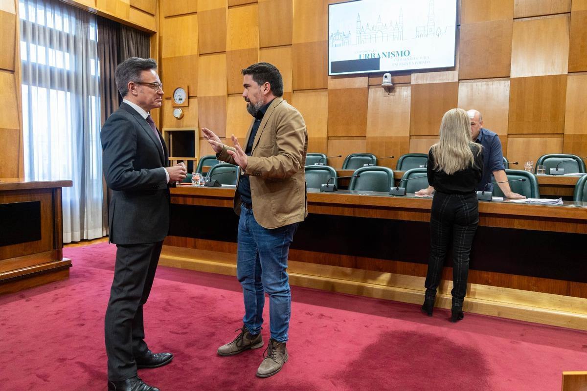 El concejal de Urbanismo de Zaragoza, Víctor Serrano, junto al socialista Horacio Royo antes de su última comisión, este lunes.