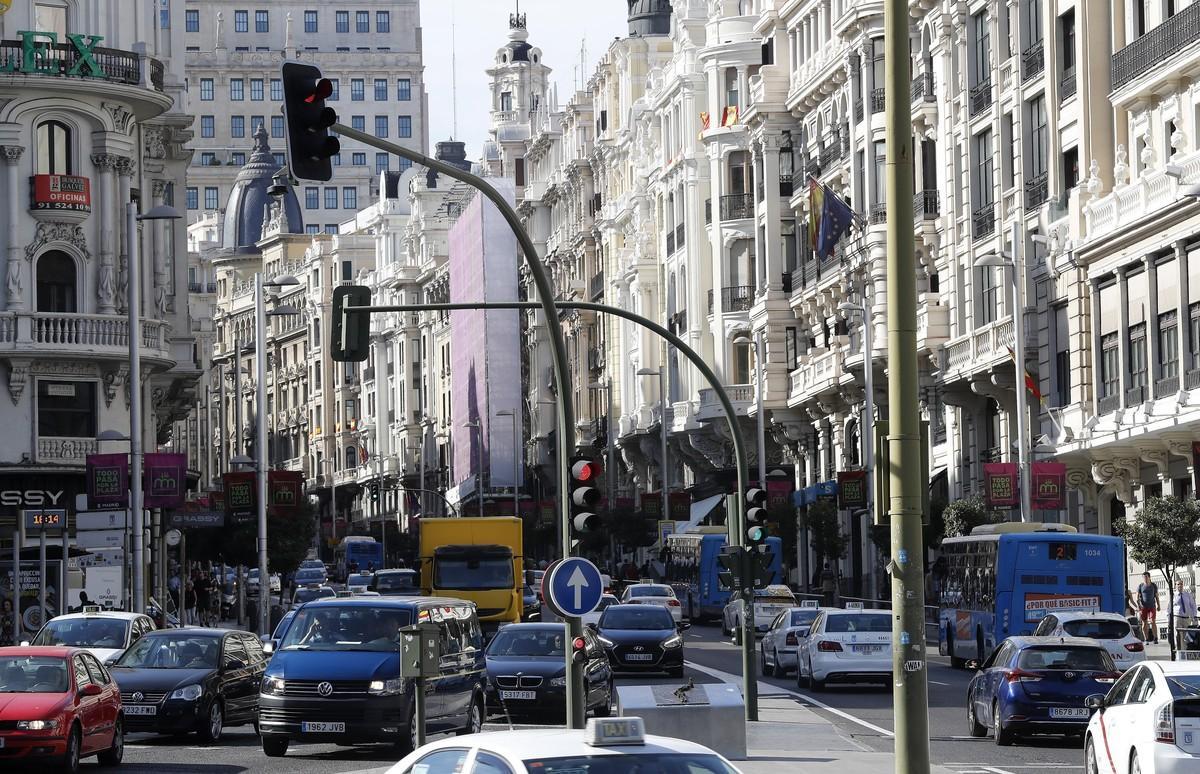 GRA355  MADRID  04 10 2017 - Imagen de la calle Gran Via de Madrid  que sera cerrada al trafico en las Navidades proximas y al termino de esa epoca el Ayuntamiento mantendra de forma definitiva las medidas de restriccion del trafico de vehiculos privados  segun ha anunciado hoy el delegado de Desarrollo Urbano Sostenible  Jose Manuel Calvo  EFE CHEMA MOYA