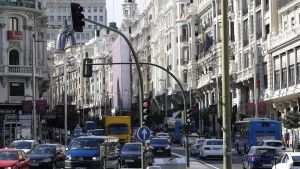 GRA355  MADRID  04 10 2017 - Imagen de la calle Gran Via de Madrid  que sera cerrada al trafico en las Navidades proximas y al termino de esa epoca el Ayuntamiento mantendra de forma definitiva las medidas de restriccion del trafico de vehiculos privados  segun ha anunciado hoy el delegado de Desarrollo Urbano Sostenible  Jose Manuel Calvo  EFE CHEMA MOYA