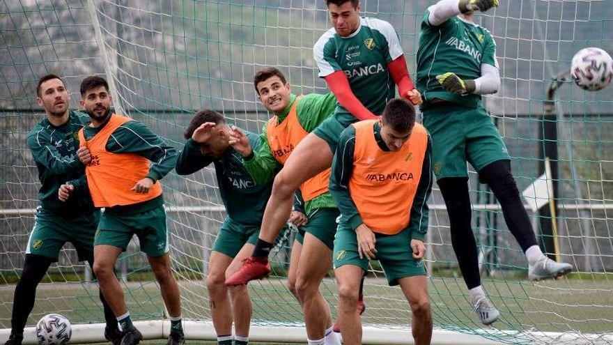 Un momento del entrenamiento de ayer del Coruxo en el campo de Fragoselo. // R.R.