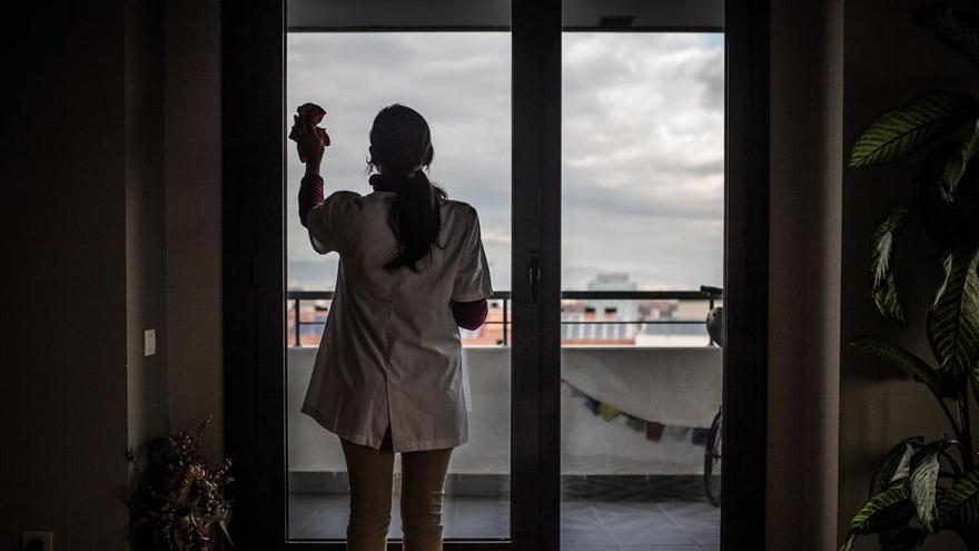 Se confirma la ayuda para poder contratar empleadas del hogar a familias con niños menores de 12 años: supera los 3.000 euros