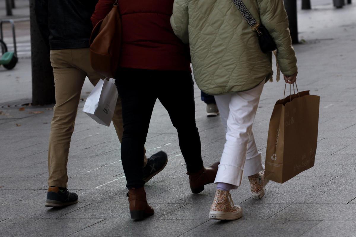 Una familia, de compras, en Zaragoza.
