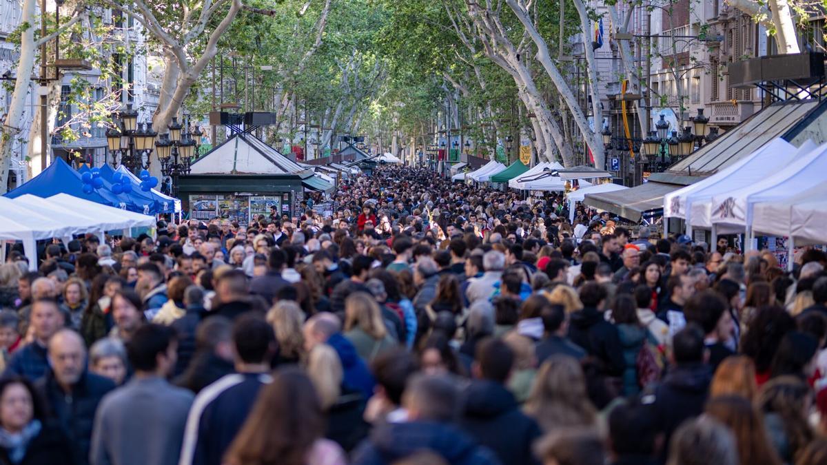 Cientos de personas abarrotan la Rambla de Barcelona.
