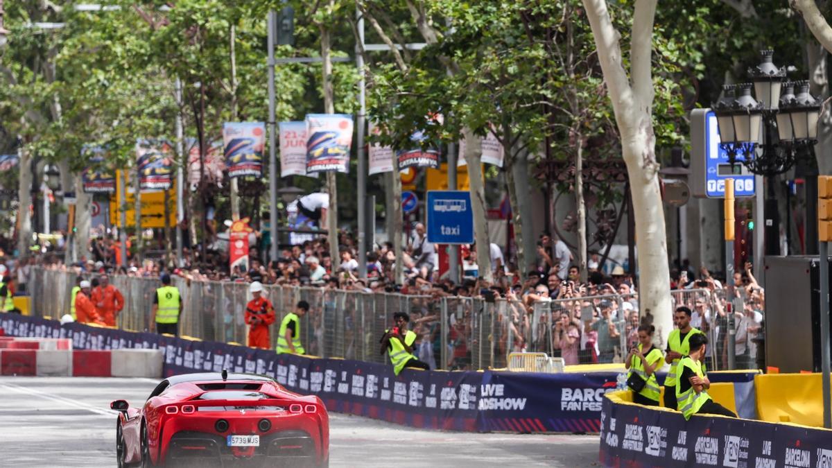 Carlos Sainz y Marc Gené llegaron a Paseo de Gracia con un fantástico ambiente