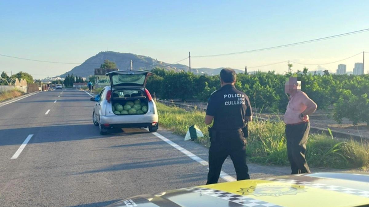 Momento de la identificación policial del hombre que había sustraído 350 kilos de sandía en Cullera