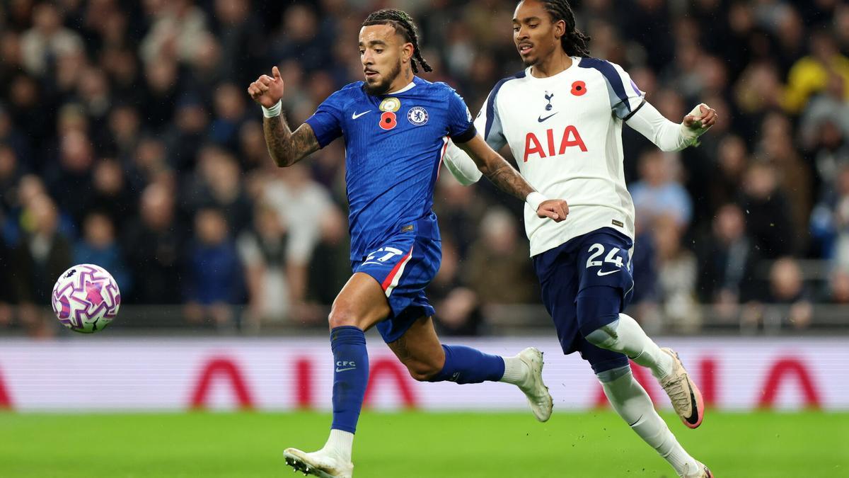 Malo Gusto, del Chelsea, ante el jugador del Tottenham, Djed Spence