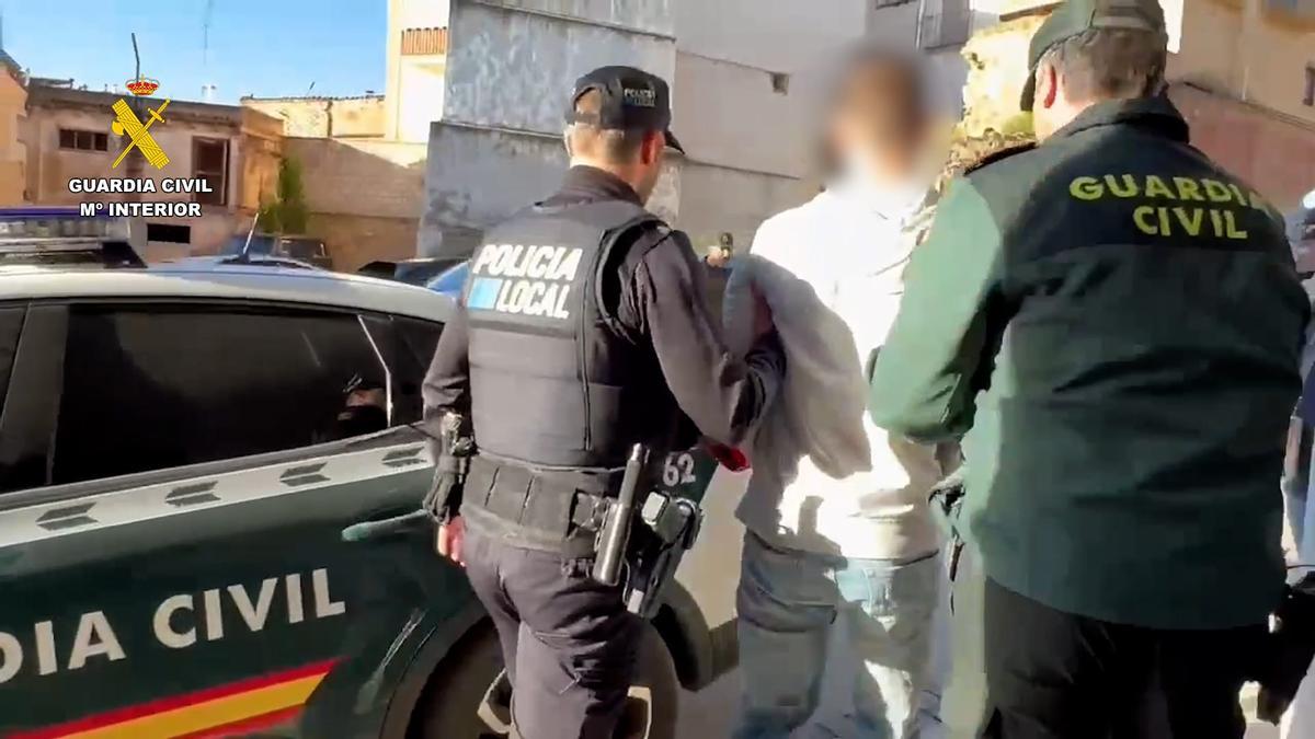 La Guardia Civil se lleva a uno de los detenidos en Tarazona