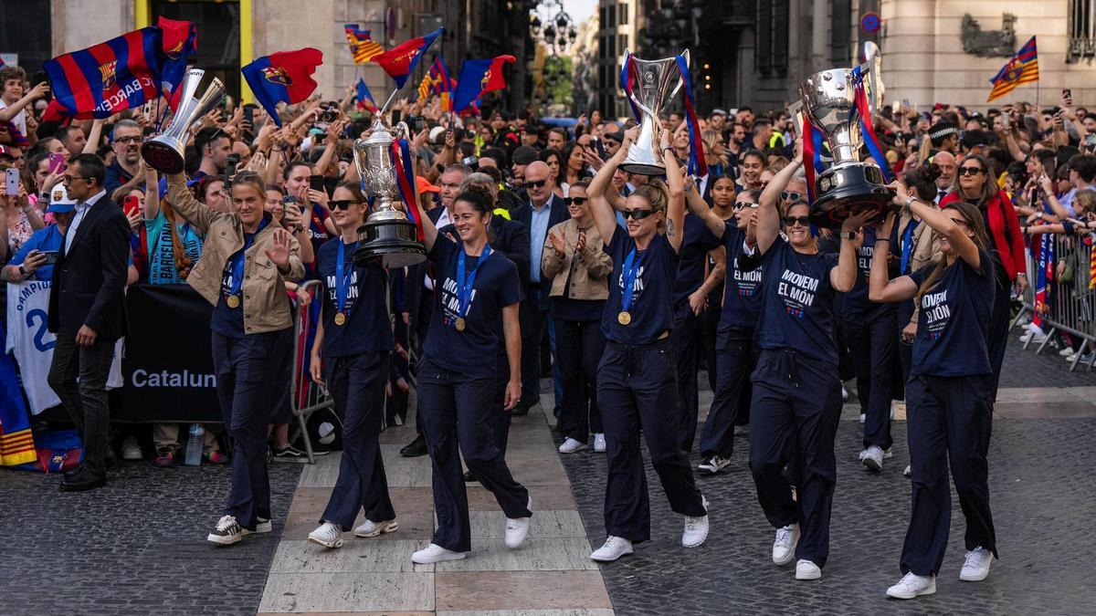 Las jugadoras del FC Barcelona a su llegada a la plaza Sant Jaume