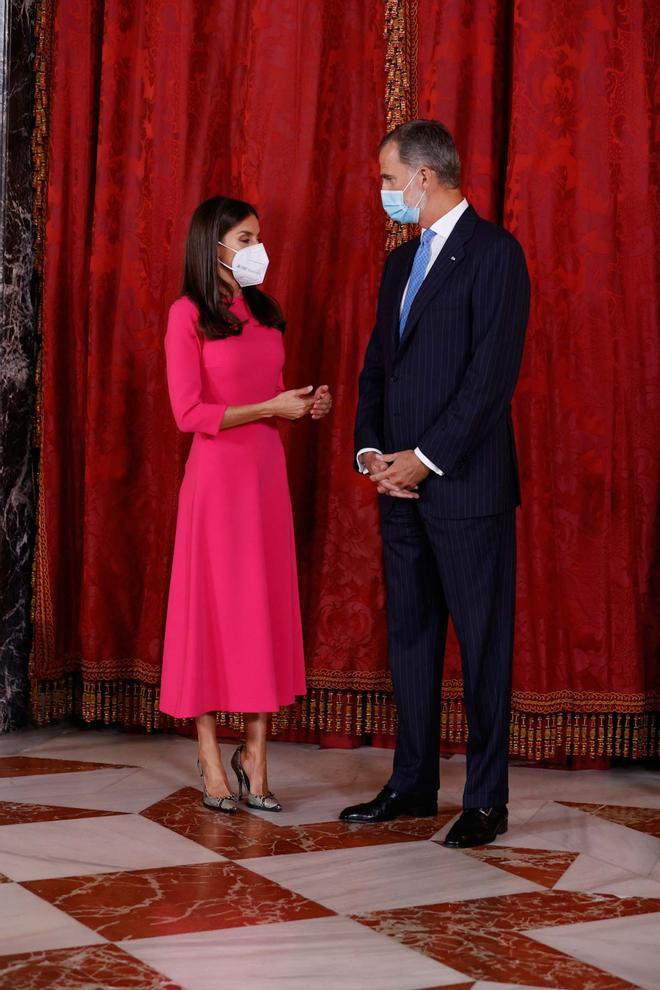 La reina Letizia con vestido de Moisés Nieto y salones de Magrit, junto al rey Felipe VI