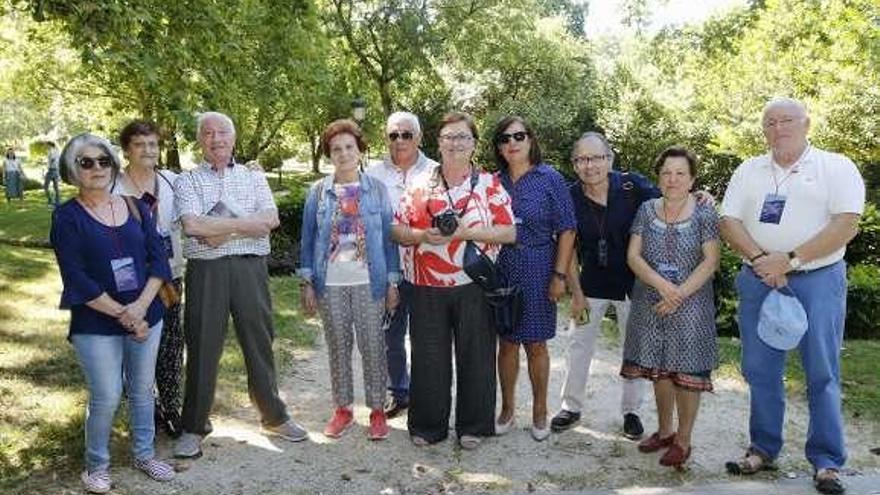 Un grupo de voluntarios de Cáritas, ayer. // Alba Villar