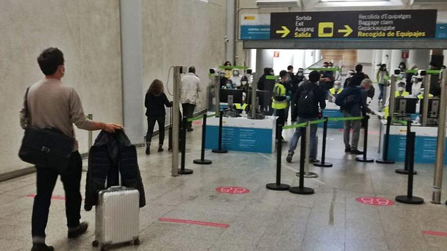 Denuncian que se ha hecho trabajar a controladores de pasajeros siendo contactos estrechos de positivos