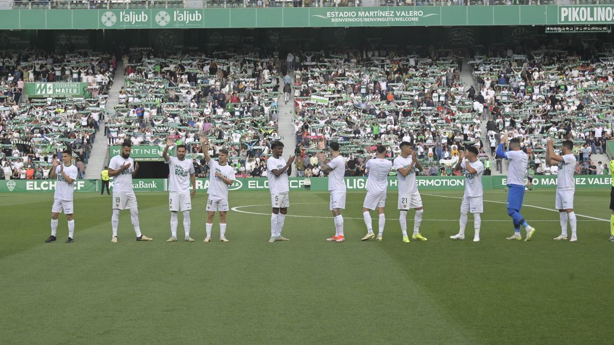 Los jugadores del Elche saludan a su afición, antes del encuentro del pasado sábado frente al Espanyol