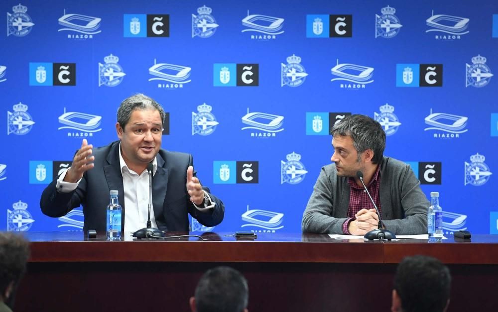 Xulio Ferreiro, alcalde de A Coruña, y Tino Fernández, presidente del Deportivo, escenificaron esta mañana en Riazor la firma de la ampliación del convenio suscrito por ambas entidades en el año 2000.