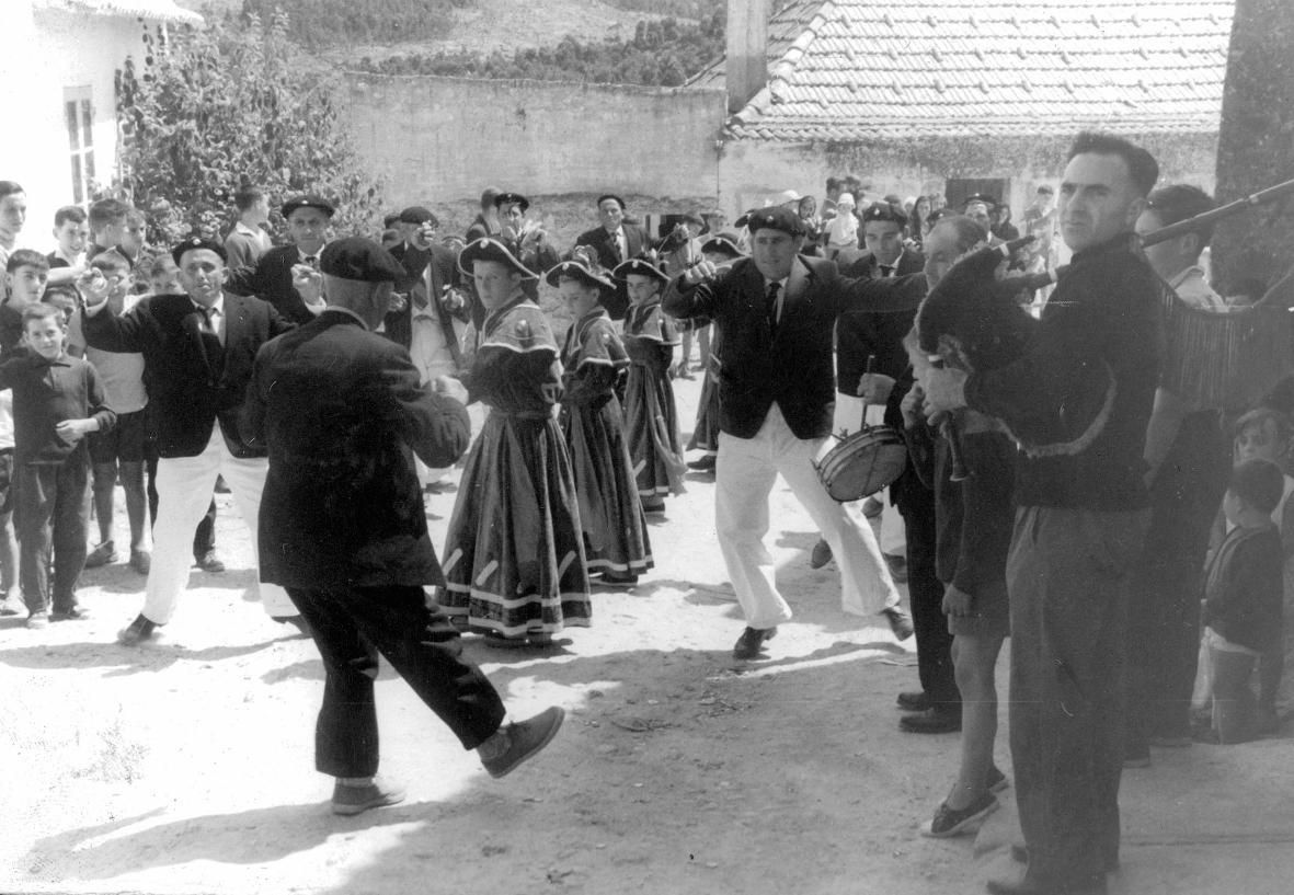 Grupo de Danzas de Peregrinos en las fiestas de O Hío, Cangas