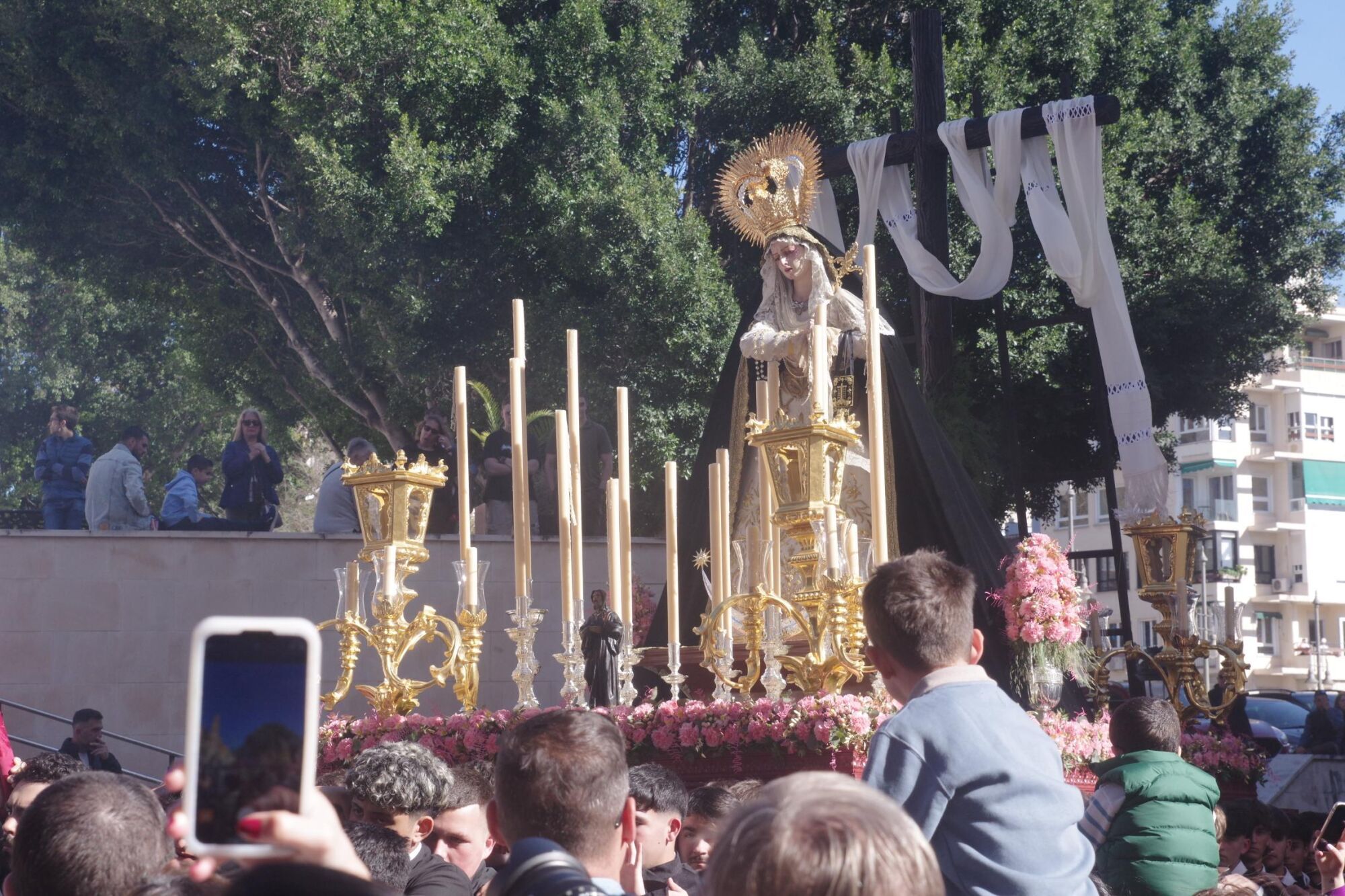 Imágenes de la salida procesional de la Virgen del Sol, por primera vez, desde el Santuario de la Victoria