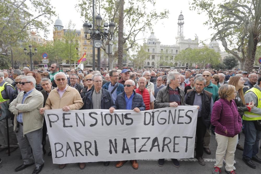 Protesta de pensionistas en la plaza del Ayuntamiento de València