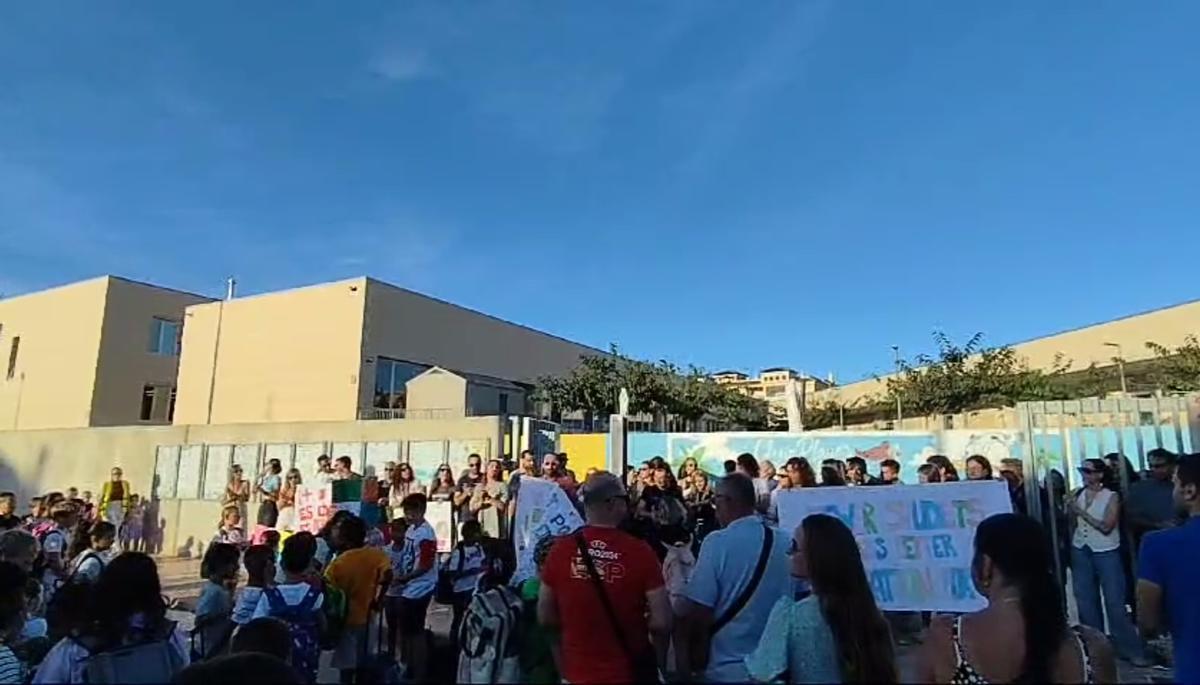 Protesta de la comunidad escolar del Colegio Playas de Orihuela este invierno por la falta de calefacción