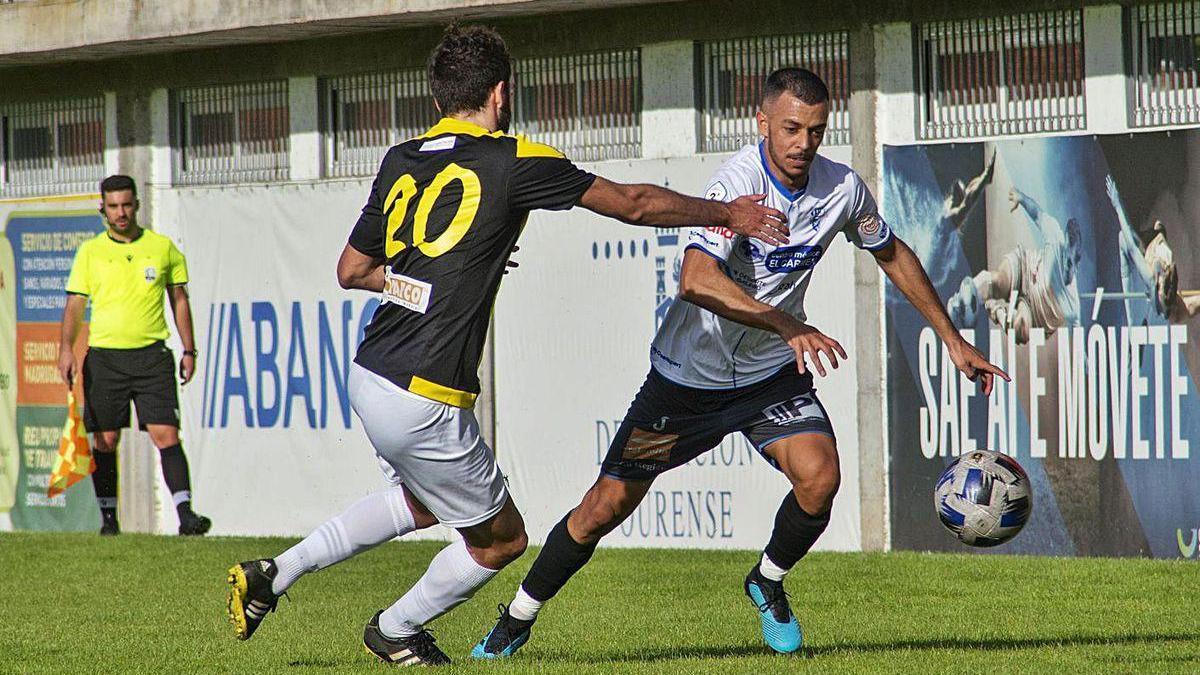 Padín intenta frenar el ataque de un jugador del Ourense CF, ayer en el campo de O Couto.