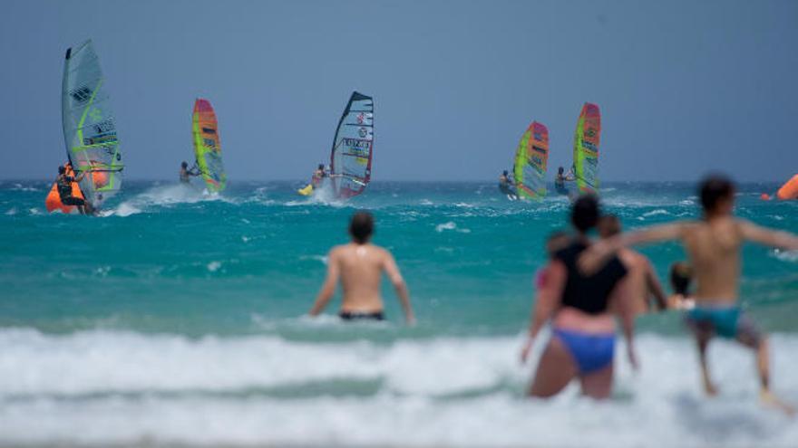 Los riders iniciaron ayer las pruebas del Slalomo en la playa de Sotavento.