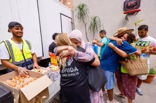 La fundación Ayuda a una Familia reparte comida en la Gran Mezquita tras el veto en el Jardín del Turia