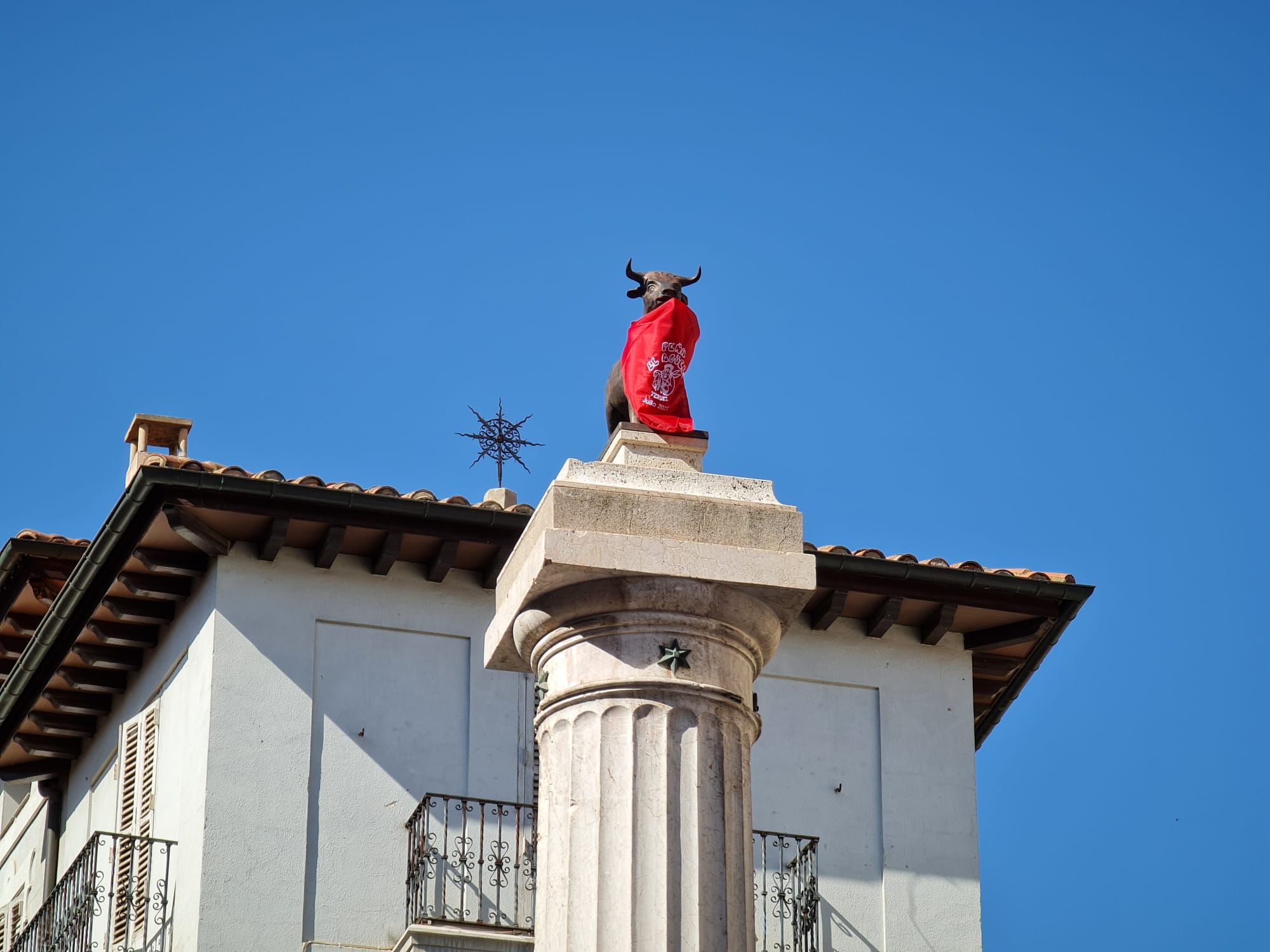 FOTOGALERÍA | La Peña El Agüelo sube en grúa para colocar el pañuelo al Torico de Teruel, en el segundo año sin Fiestas del Ángel