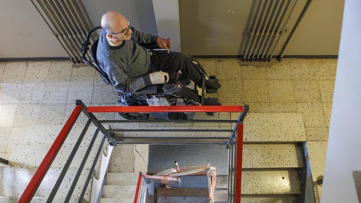 Bartolomé Martín, tetrapléjico, lleva tres años esperando que pongan el ascensor donde vive