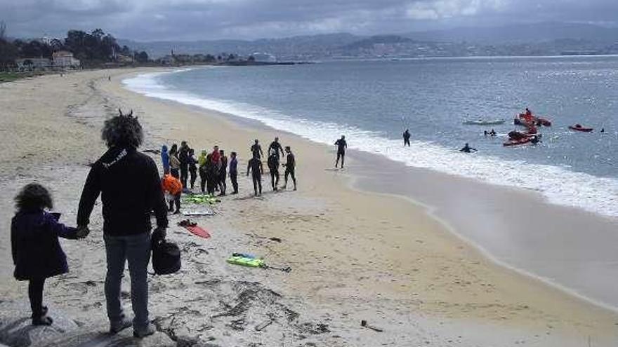 Socorristas en un simulacro de salvamento en Rodeira.  // C.G.