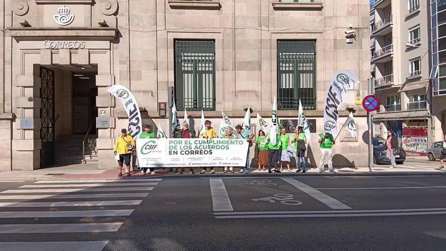 Trabajadores de Correos protestan en Ourense por falta de personal y precariedad: "Fai un o traballo de catro, o que pode vaise de aquí"