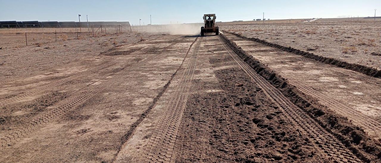 La futura instalación se localiza al pie de la Ex-206 (Cáceres-Villanueva de la Serena), en el término de Torremocha, pero la finca es propiedad del Ayuntamiento de Valdefuentes, que la cede para este fin.